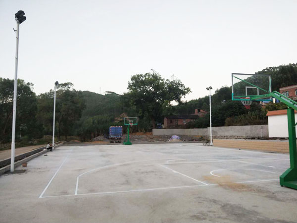 来宾象州妙皇篮球架及球场灯杆安装