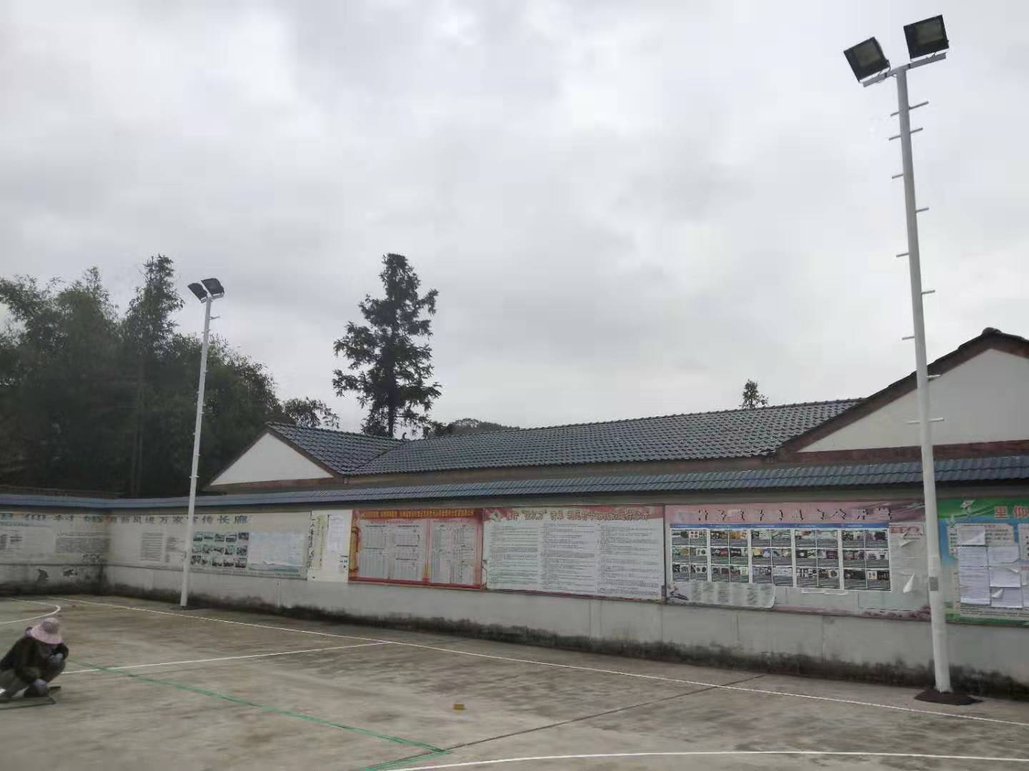 来宾合山篮球场灯杆安装案例